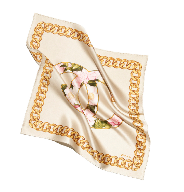 多彩飾雙C與山茶花圖樣方巾。