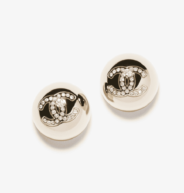 金屬鑲飾水晶圓珠Logo耳環。 