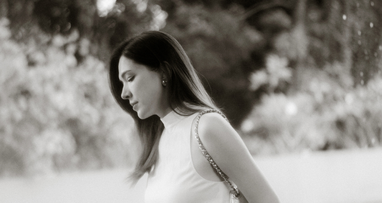 新加坡位處赤道，一年四季幾乎都都被溫暖與濕潤的空氣所包圍。深黯當地氣候的瑋甯，在抵達當天就以一身輕盈造型亮相，簡單透涼的白色絲質背心，搭配略帶復古氣息的合身九分藍丹寧褲。整體看似素雅俐落，卻又藏不住她細膩的時尚感。