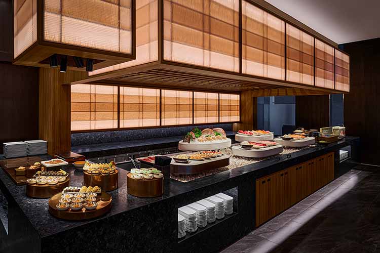 探索廚房擁有近 300 坪挑高開放空間,並設有三間可容納 12 至 20 人的私人包廂。整體設計以木質與石紋交織出現代雅緻氛圍,營造出如同環遊世界般的美食旅程。