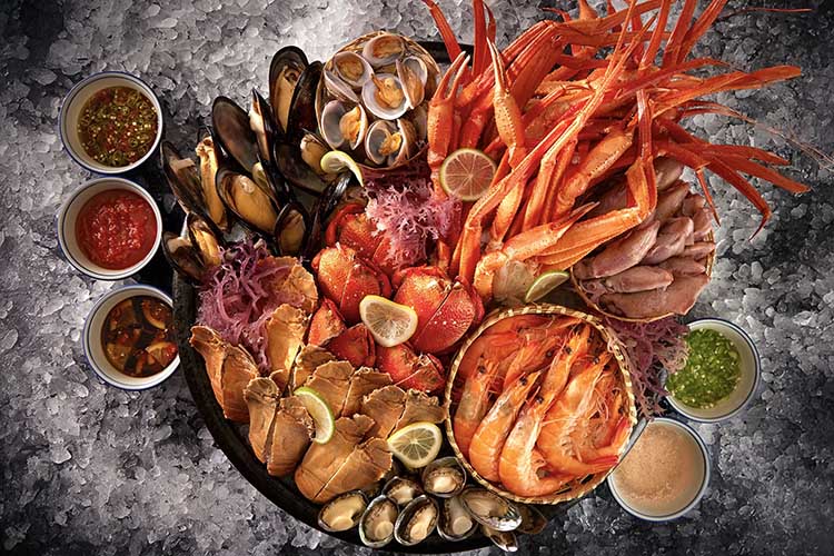 全新海鮮檯網羅超過 50 款珍饈，從蝦蛄、松葉蟹腳、鮑魚、馬祖淡菜到澎湖小卷，鮮度滿分。