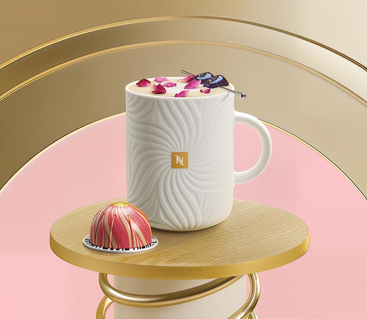 Nespresso 同步推出節慶限量咖啡馬克杯，以咖啡花圖騰為靈感，結合立體浮雕細節，展現品牌美學語彙。