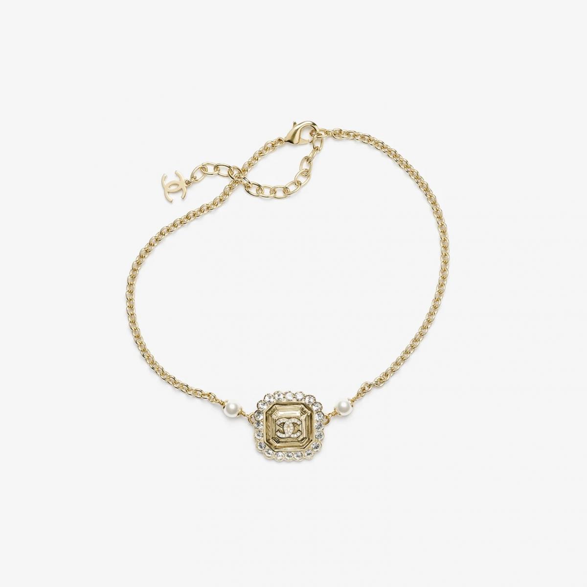 以金屬、琉璃珠與水鑽交織而成的 Chanel 2025/26 秋冬系列頸鍊，是浪漫與力量的完美平衡。金屬與珍珠白、晶瑩水晶在光影間閃爍，呼應品牌經典的斜紋軟呢與巴黎夜色。設計師以夢幻的分量感打造堆疊效果，讓一條項鍊就能成為造型中心。無論搭白襯衫或深色針織衫，都能展現輕熟自信，一抹低調的閃耀，足以定義整體風格。