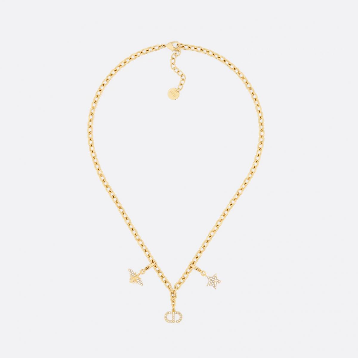 Dior Lucky 系列就像一場關於命運與優雅的遊戲。金色飾面金屬鍊條綴以鋪鑲水晶的 CD 標誌，象徵幸運與守護。更特別的是它可自由添加吊飾，最多可容納九個——從星星、愛心、蜜蜂、四葉草到巴黎鐵塔，每一個都是個人故事的延伸。這樣的設計讓佩戴者成為創作者，像為自己寫下每日咒語般浪漫。輕盈閃耀的光澤，足以在任何場合成為注目焦點。