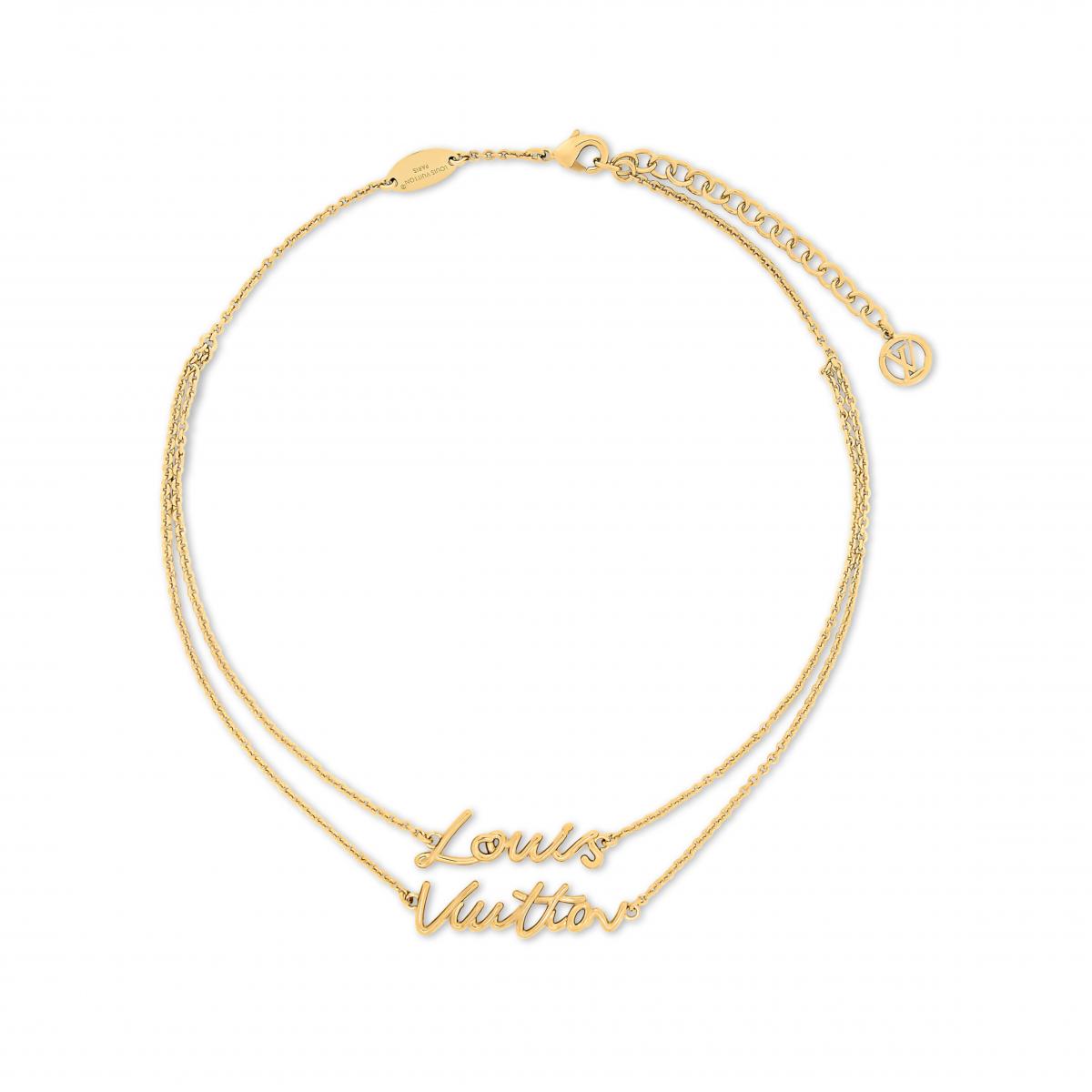 如書法般流暢的 LV Script 頸鍊，將品牌名稱化作金色線條的詩。雙吊墜設計搭配 LV Circle 標誌細節，將2025春夏秀場的自由精神延伸到日常穿搭中。鍊節的光澤與書寫字體的柔美形成巧妙對比，既有街頭的率性，也不失精品的典雅。無論搭配正裝或簡約T恤，都能展現剛柔並濟的法式時尚態度。