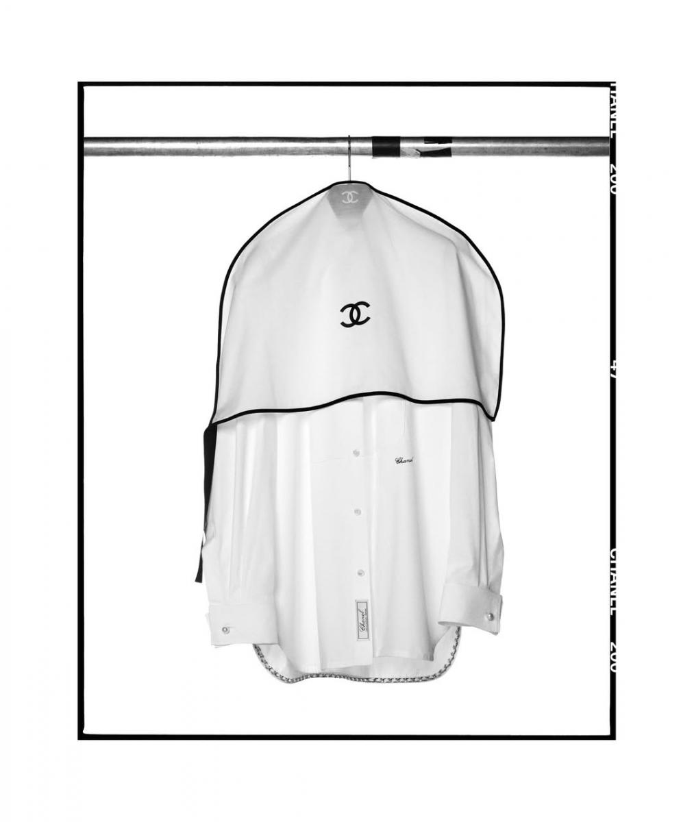而在一張黑白生活照中，香奈兒女士身著的「男友襯衫」，時髦摩登的意象，以及背後蘊藏的浪漫，開啟了 Matthieu Blazy  一連串的靈感。