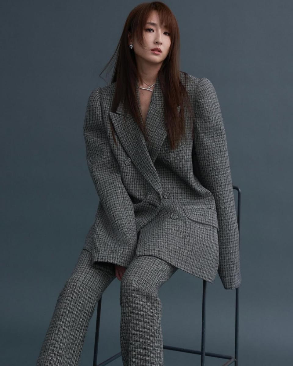 金鐘60戲劇類頒獎典禮上，柯佳嬿的第二套造型是來自 Acne Studios 的灰底格紋西服套裝，配上 Bvlgari 寶格麗珠寶，摩登又率性。