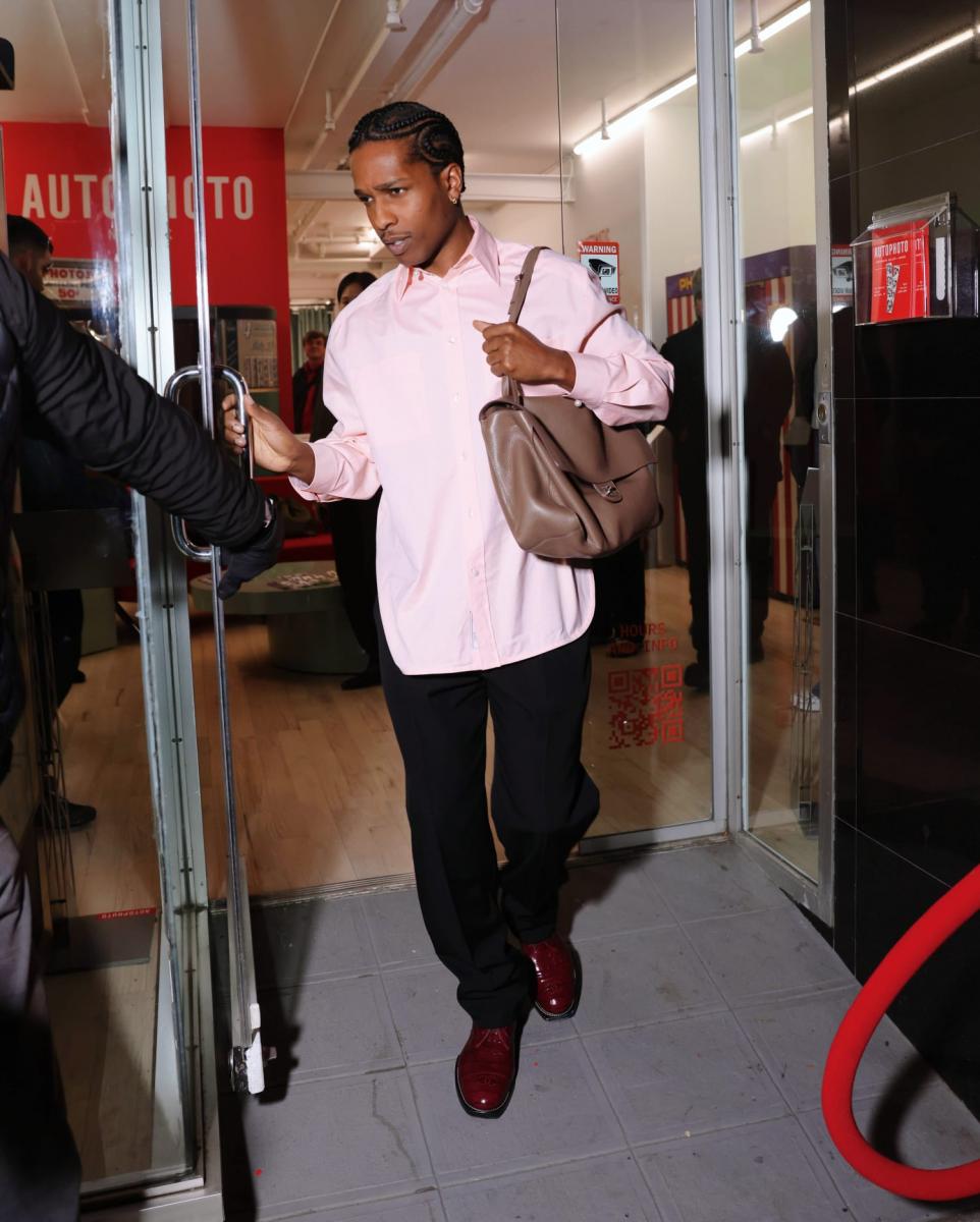 而在近日，Chanel 這件襯衫再一次抓住大眾目光，饒舌歌手 A$AP ROCKY 在一次紐約的街拍中，被鏡頭捕捉到身著 Chanel 襯衫亮相