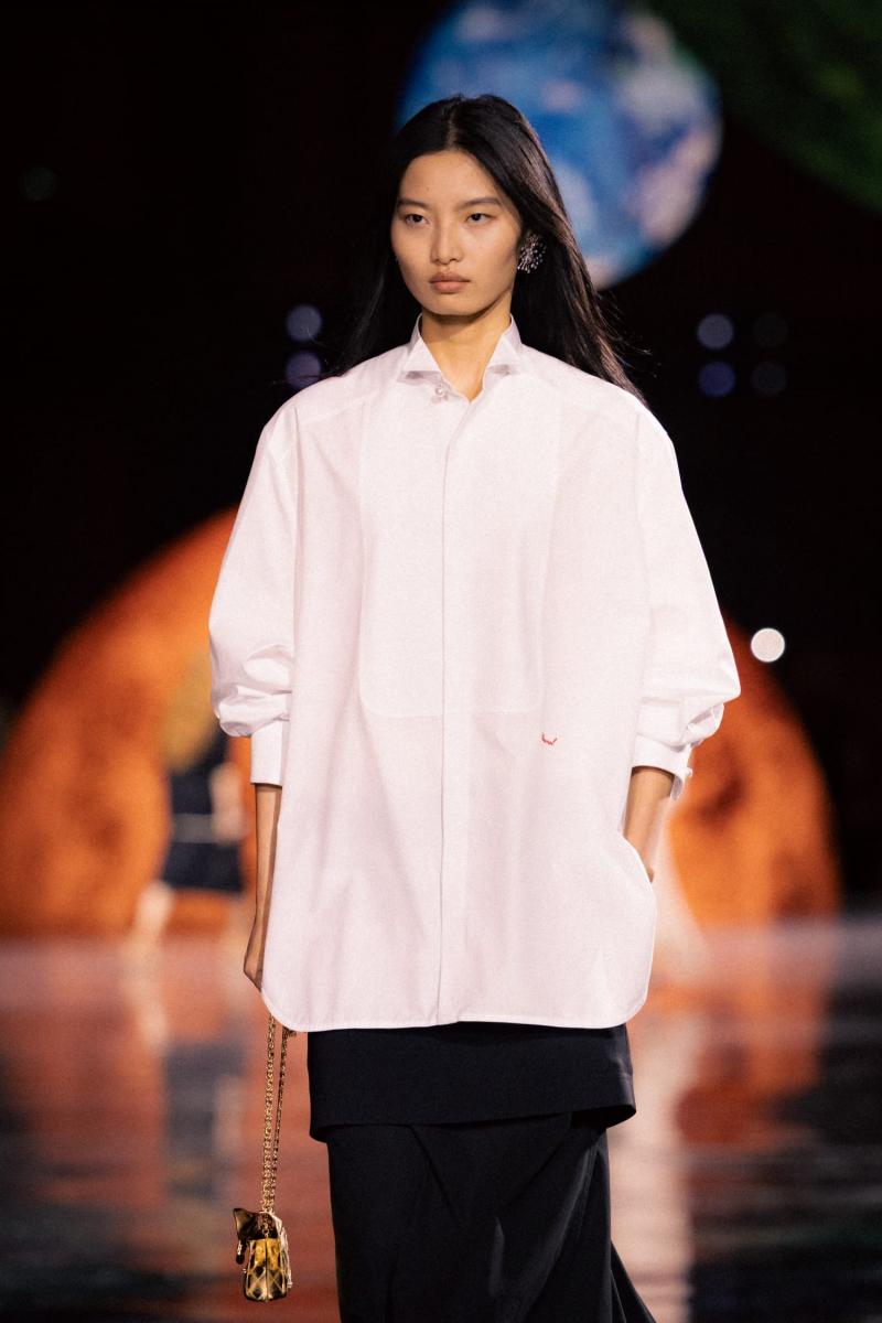 香奈兒女士陷入深戀的那段時光，她時常隨手穿上卡培男孩的服裝，其中她最常穿的辨識一件男性襯衫，而這件看似簡單的單品，便來自於法國的百年老牌 —— Charvet。