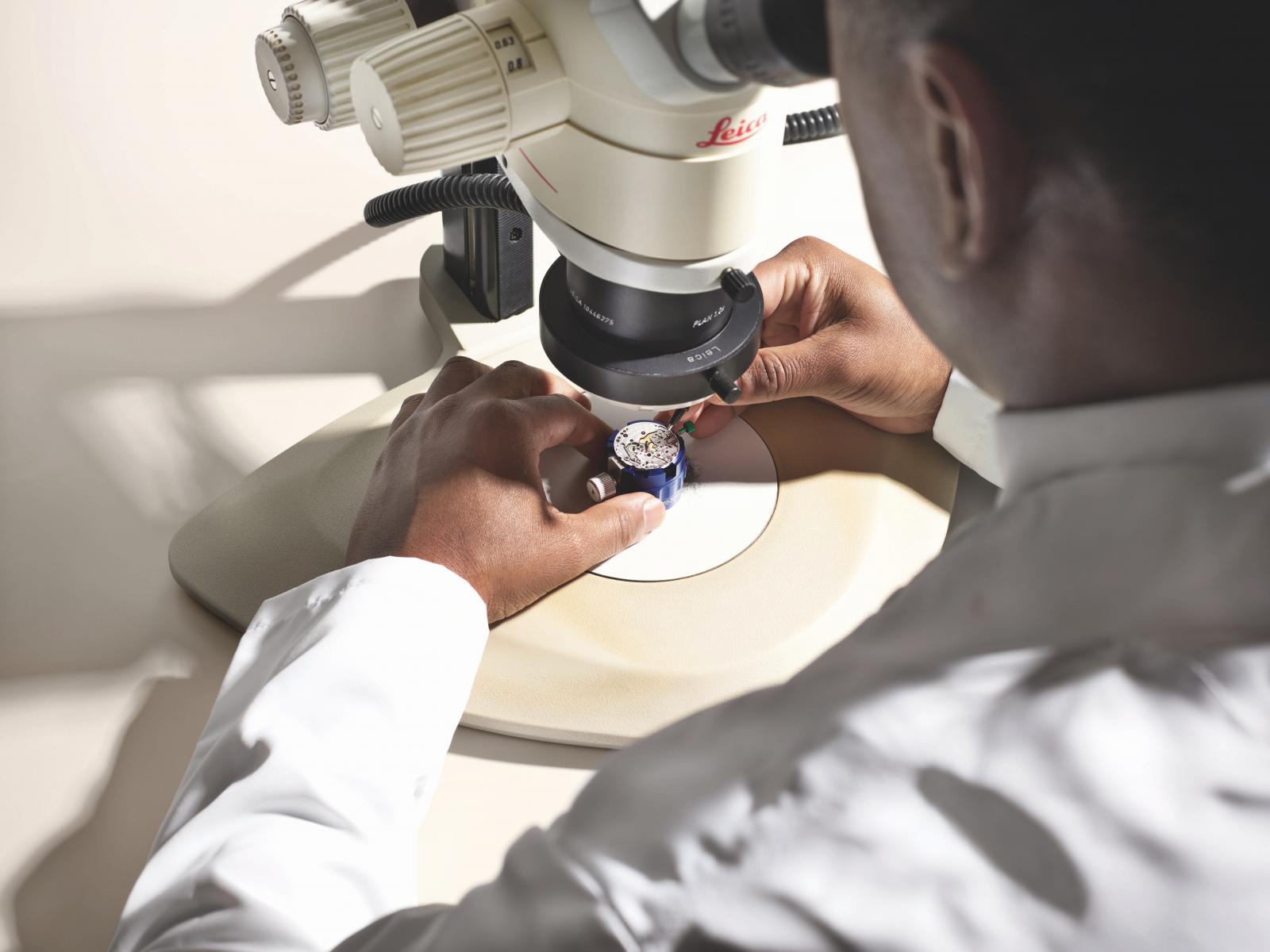 在品牌哲學裡，「品質」是唯一語言。因此所有進入 CPO 計劃的腕錶，都需通過與新品相同層級的檢測流程——包括走時精準、防水性能、外觀完整度與功能校正。品牌技師會在維修過程中，使用原廠零件進行修復，確保錶款在性能上無差異。值得一提的是，品牌也會尊重錶款歷史痕跡，不會為了「像新的一樣」而過度拋光，保留歲月質感與收藏原貌，這正是勞力士對工藝與時間的敬意。