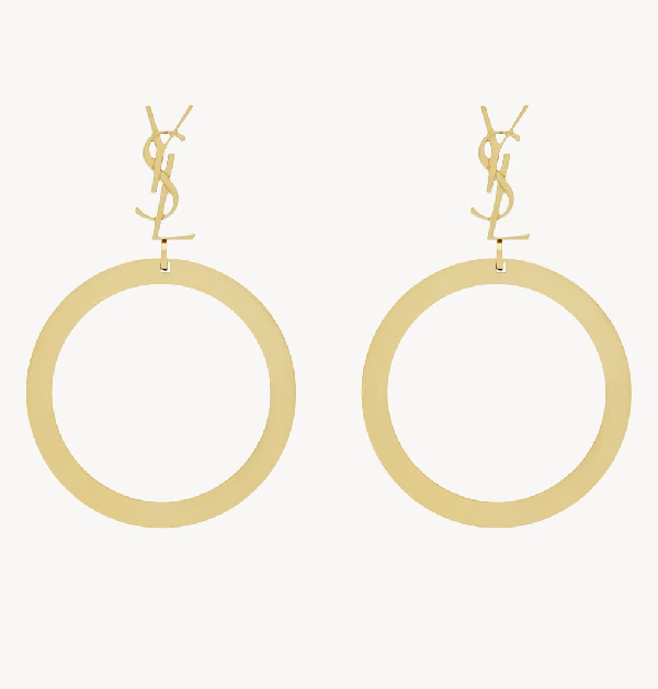 有些人喜歡極簡俐落的90年代風格，但我其實更愛80年代女強人那種霸氣感。在現下這個人人追求簡約的時尚潮流裡，要找到這樣氣勢恢弘的品牌，好像只有YSL（Saint Laurent）仍努力保持品牌自成一格的精神。