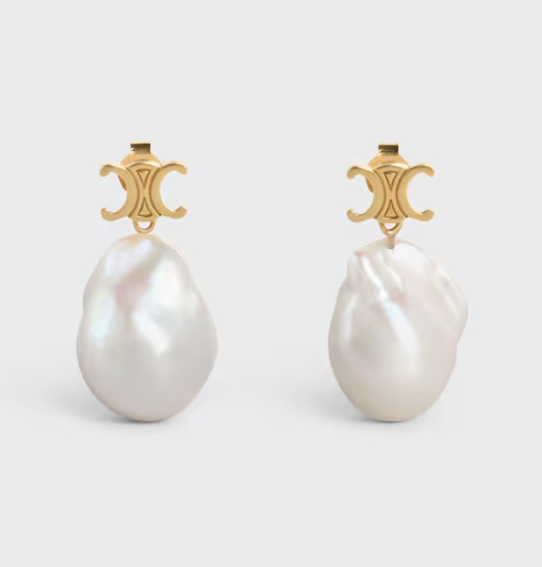 珍珠，似乎是本季珠寶趨勢的熱門元素，但Celine可不走尋常路。它們這次的耳環設計完全跳脫傳統，沒有用圓滾滾的標準珍珠，而是玩起了不規則的變形珠，每一顆都像小小的藝術品般獨一無二。