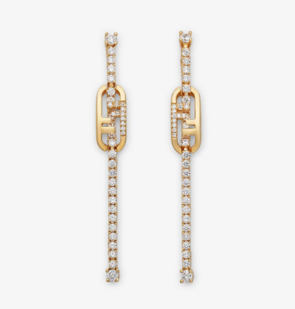 Fendi這款垂墜式水鑽耳環，配戴時隨步伐輕輕搖曳，宛如性感女神般散發迷人光芒。每一顆水鑽在燈光折射下閃爍跳動，瞬間吸引所有目光。