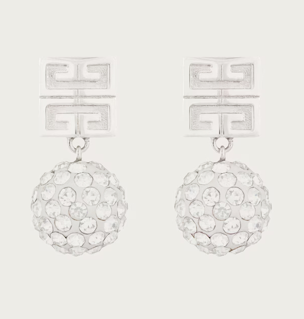 在Sarah Burton掌舵下的Givenchy，品牌風格變得更加明確，改革的細節，甚至延伸到耳環也不例外。看看這對以品牌名字首字母「4G」串連而成的金屬水晶耳環，設計精緻又充滿辨識度，每一個角度都閃耀著低調奢華感。