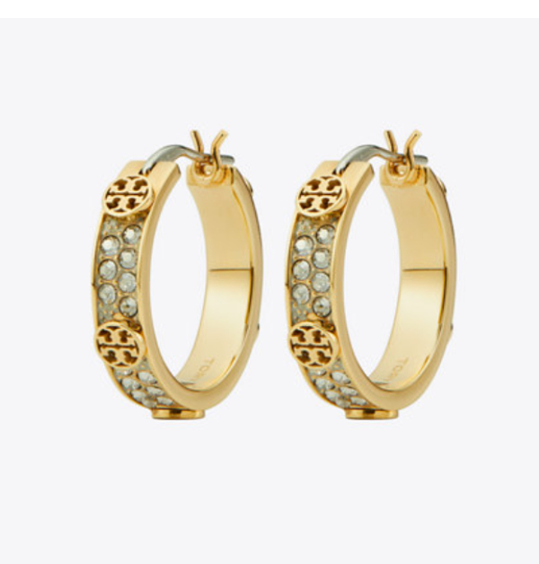 這款耳環的靈感，來自於Tory Burch經典的雙T圖案，象徵力量、對稱感和永恆風格。小巧的密鑲設計貼合耳廓，細節超級精緻，不管從哪個角度看都很耐看，低調卻很有質感，戴上瞬間氣場加分。