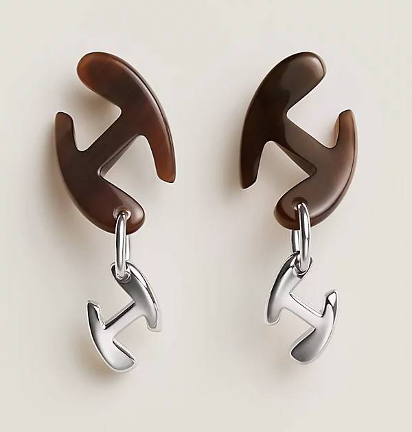 Hermès藏著讓人意想不到的幽默與可愛巧思。就像這款以字首「H」為設計靈感的耳環，看似簡約，其實細節滿滿，設計師特地將線條放得更圓潤、柔和，彷彿卡通字體般可愛又俏皮。