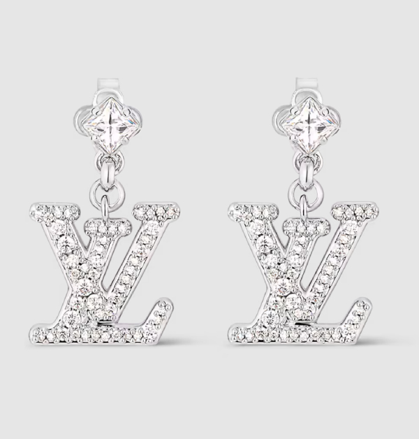 這款「Lady LV」吊墜耳環，綴滿一顆顆璀璨、透明的水鑽，遠遠望去宛如輕盈的鏤空蕾絲，散發出純潔又柔美的優雅氣息。