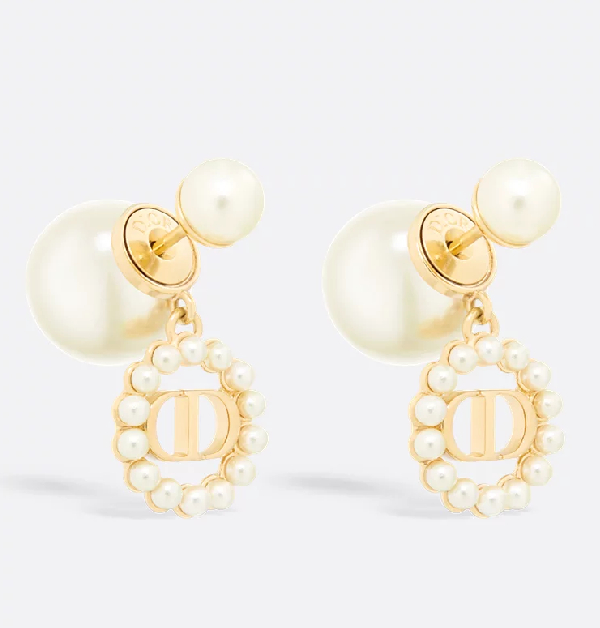 珍珠向來象徵優雅氣質，而這對Dior「Tribales」系列耳環，為品牌2026度假系列新作，展現出品牌一貫的細膩工藝。以經典樹脂珍珠為主體，環繞著CD標誌的珠飾則更添精緻層次。