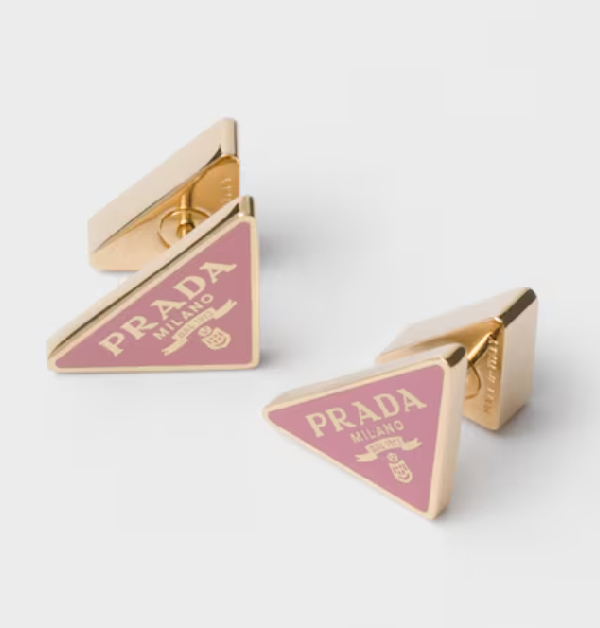 經典的三角形標誌盾牌，早已成為Prada最具代表性的元素之一。設計團隊將這個標誌巧妙融入多彩搪瓷金屬耳環中，展現兼具個性與時尚感的創新巧思。