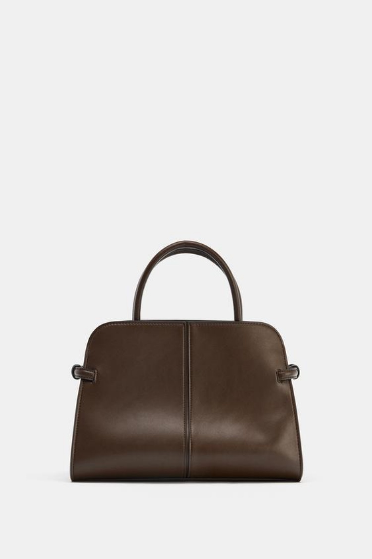 這款名為「Maxi City」的包款以極為都會的外型作為設計，內部擁有兩層跟隔層，可收納小物件、文件，值得一提的細節在左右可調整的皮帶釦環，能滿足女孩在日常收納所需的空間。