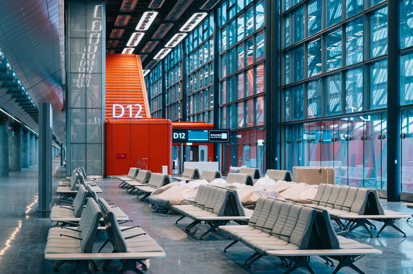 由英國建築師事務所 RSHP 操刀的桃園機場「第三航廈」，預計於 2027 年啟用。值得注意的是，第三航廈的「北登機廊廳」將於年底前搶先啟用。該區為第二航廈 D10 登機門的延伸，新的登機門配置「玻璃景觀空橋」，除可提供上下機旅客充足明亮的採光外，並以 D11 至 D18 編碼，方便旅客辨識。未來，旅客前往較遠登機門時，無須再搭乘接駁車，出國將更加便利與輕鬆。