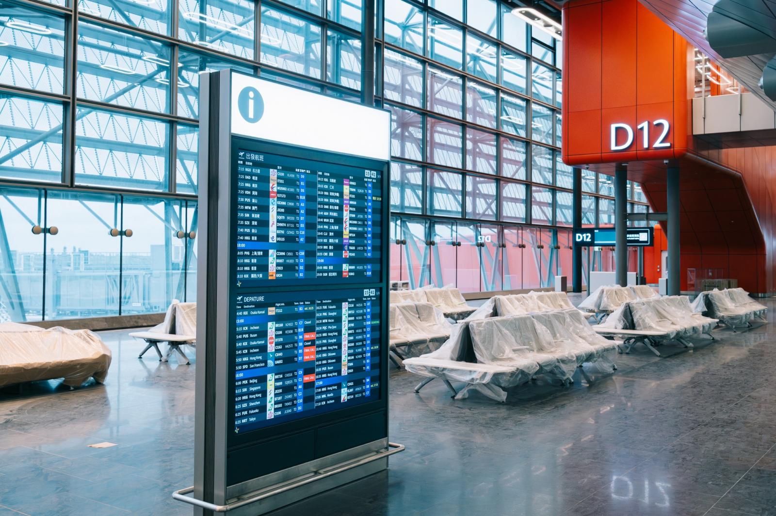 桃園機場「第三航廈」的設計風格更加簡潔俐落。圓潤的天花板燈飾為挑高的室內空間增添現代感；大面積玻璃帷幕在引入自然光線的同時，也讓新增的 8 個登機口（D11 至 D18）更顯明亮，指引旅人通往正確方向，並提供舒適的等候空間。第三航廈「北登機廊廳」內外裝修已進入收尾階段，系統測試也在緊鑼密鼓地進行中，邁向最後工程階段。