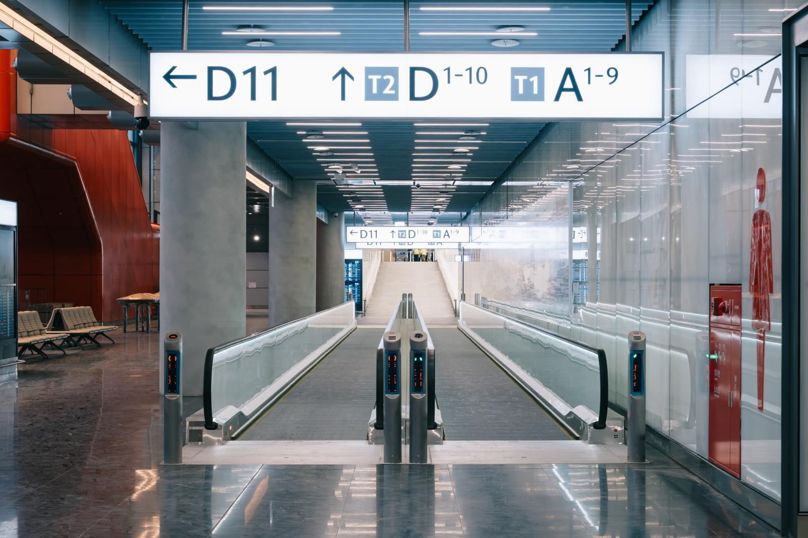 值得注意的是，位於桃園國際機場「第三航廈」正下方的桃園機場捷運 A14 站，工程亦同步進行中。未來，旅客可直接搭乘捷運抵達第三航廈，與第一航廈站（A12）、第二航廈站（A13）串聯，將為進出桃園國際機場的旅客提供更優質的運輸服務。預計於 2027 年底與桃園機場「第三航廈」同步啟用，串連北部交通網絡，並強化延伸至桃園與中壢地區的運輸機能。