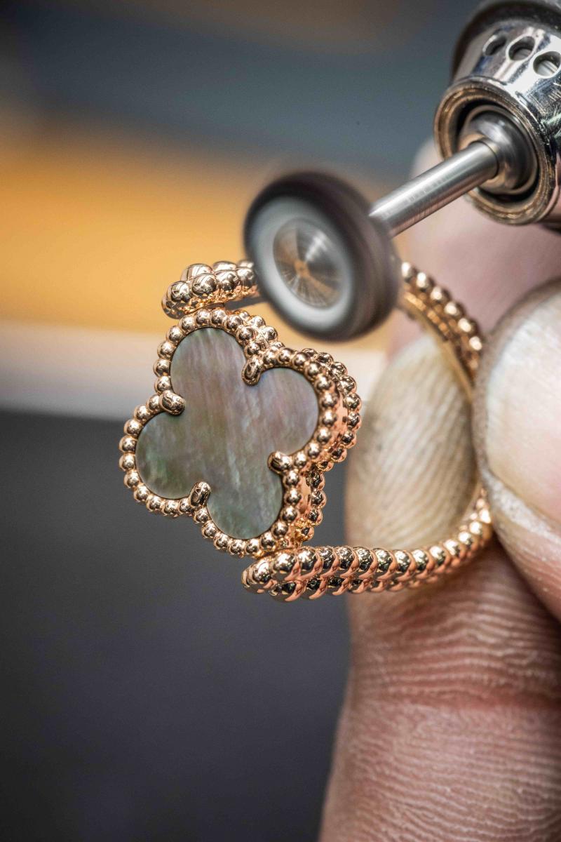 從1968年至今，Alhambra 的四葉草圖騰見證了無數幸福時刻。它不僅是一種珠寶語言，更是一份關於希望與優雅的信仰。2025年的全新作品以嶄新材質、可轉換結構與柔光色調，讓這枚象徵幸運的符號持續閃耀於世。或許，真正的幸運並非偶然，而是像梵克雅寶的創作一樣，以時間與心意細細雕琢而成。