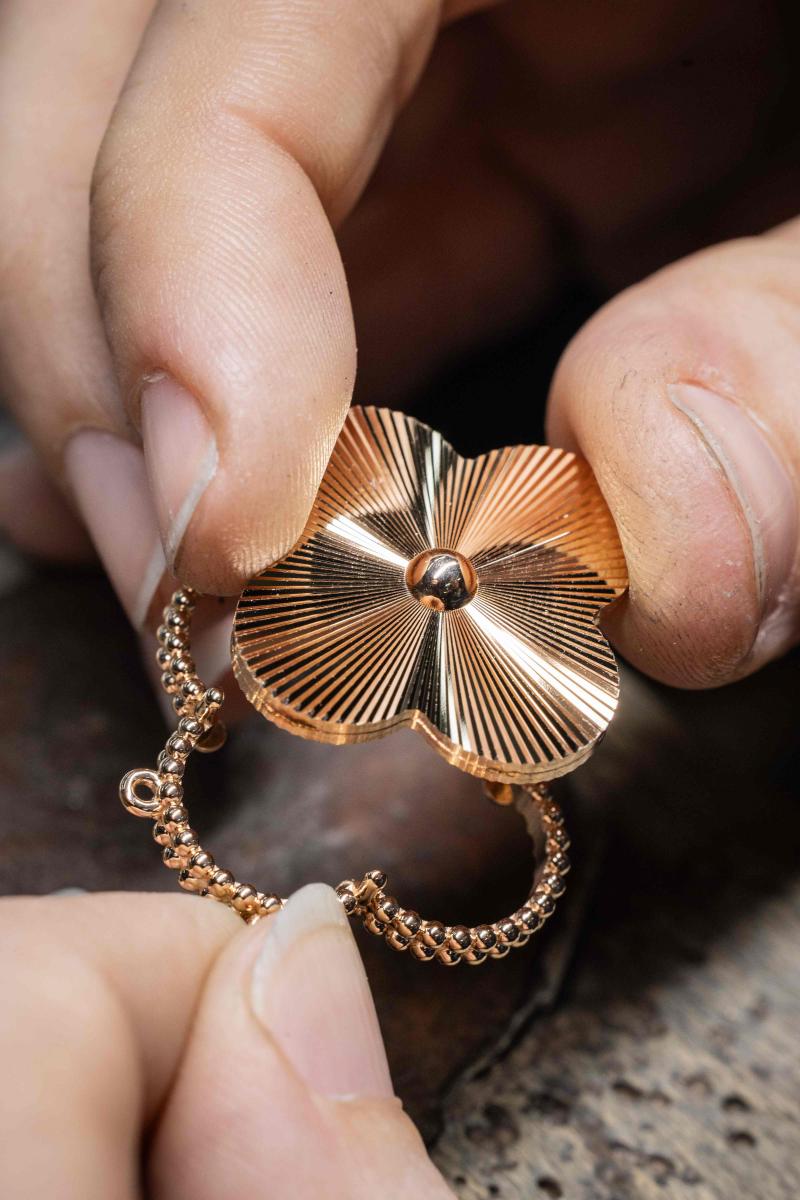 從1968年至今，Alhambra 的四葉草圖騰見證了無數幸福時刻。它不僅是一種珠寶語言，更是一份關於希望與優雅的信仰。2025年的全新作品以嶄新材質、可轉換結構與柔光色調，讓這枚象徵幸運的符號持續閃耀於世。或許，真正的幸運並非偶然，而是像梵克雅寶的創作一樣，以時間與心意細細雕琢而成。