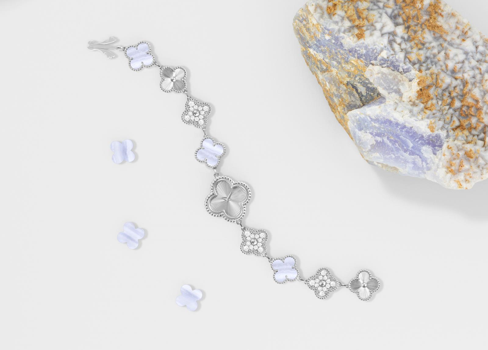 延續品牌「珠寶化腕錶」的美學語彙，Sweet Alhambra 腕錶以璣鏤18K白金結合玉髓與鑽石，將時間化作流動的光。錯落圖騰如幸運的節拍，玉髓條紋與金屬刻紋交錯成低調層次。邊緣的金質圓珠經鏡面拋光，閃爍著柔和光暈，鑲鑽圖騰則為整體增添一抹靈動華光。瑞士製石英機芯在內裡穩定運轉，外表卻是詩意滿溢——是一枚能兼顧工藝與浪漫的日常珠寶錶，非常值得投資珍藏。（價格 NTD 1,290,000）