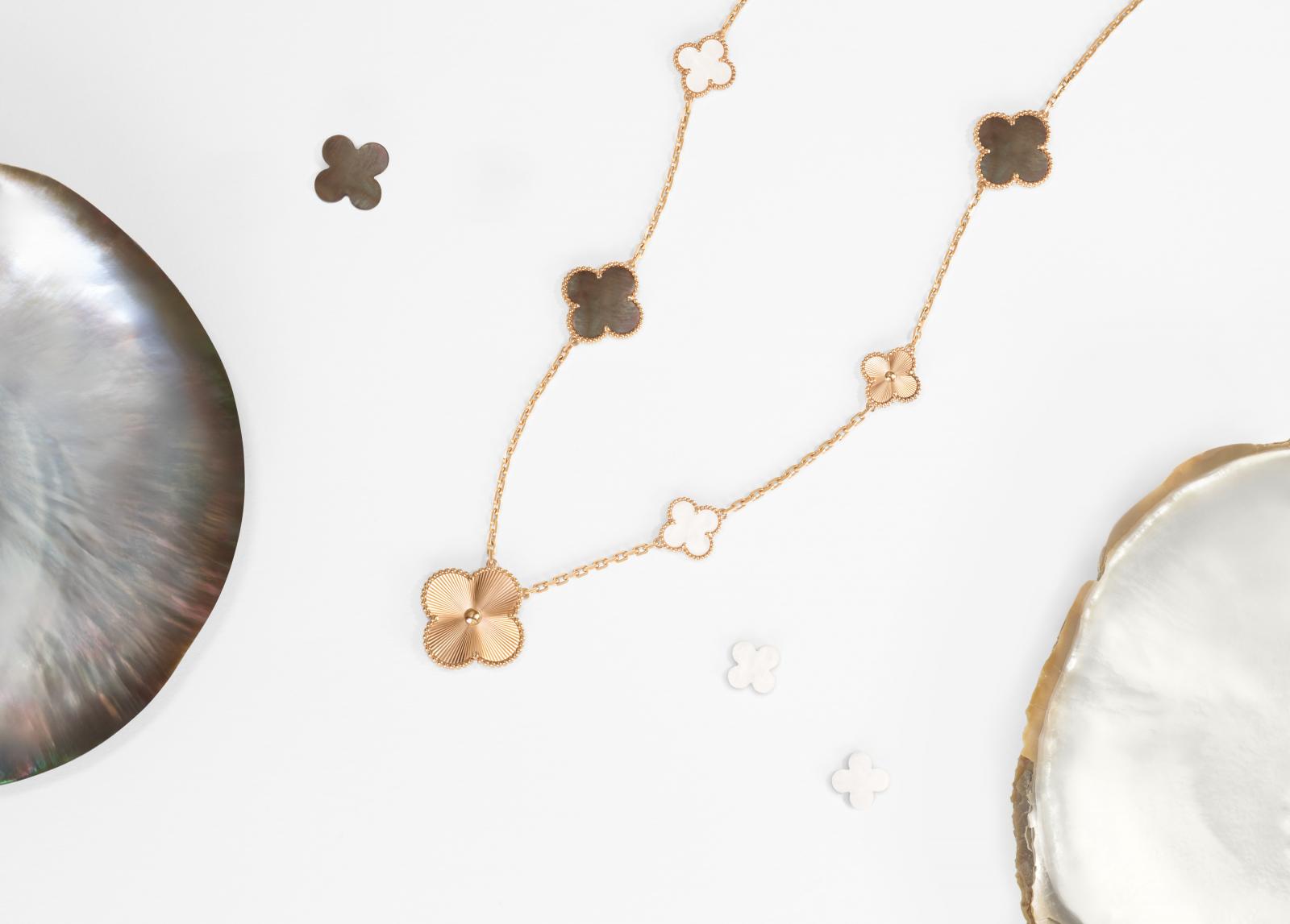 今年的焦點之一，是 Magic Alhambra 可轉換式長項鍊——一條能化為多種樣貌的珠寶奇蹟。梵克雅寶延續可轉換設計的傳統，讓這條長項鍊能自由變化為短項鍊與手鍊。15枚四葉幸運圖騰以不對稱排列構成節奏感，灰與白珍珠母貝交織在璣鏤玫瑰金之間，呈現柔光與金屬光澤的微妙對話。每一枚圖騰都經過藝術角度反覆排列調整，讓垂墜感與線條完美平衡。細看扣環隱於頸後，優雅設計之餘更顯實用巧思，是一款能隨心轉換造型的珠寶佳作。（價格 NTD 1,190,000）