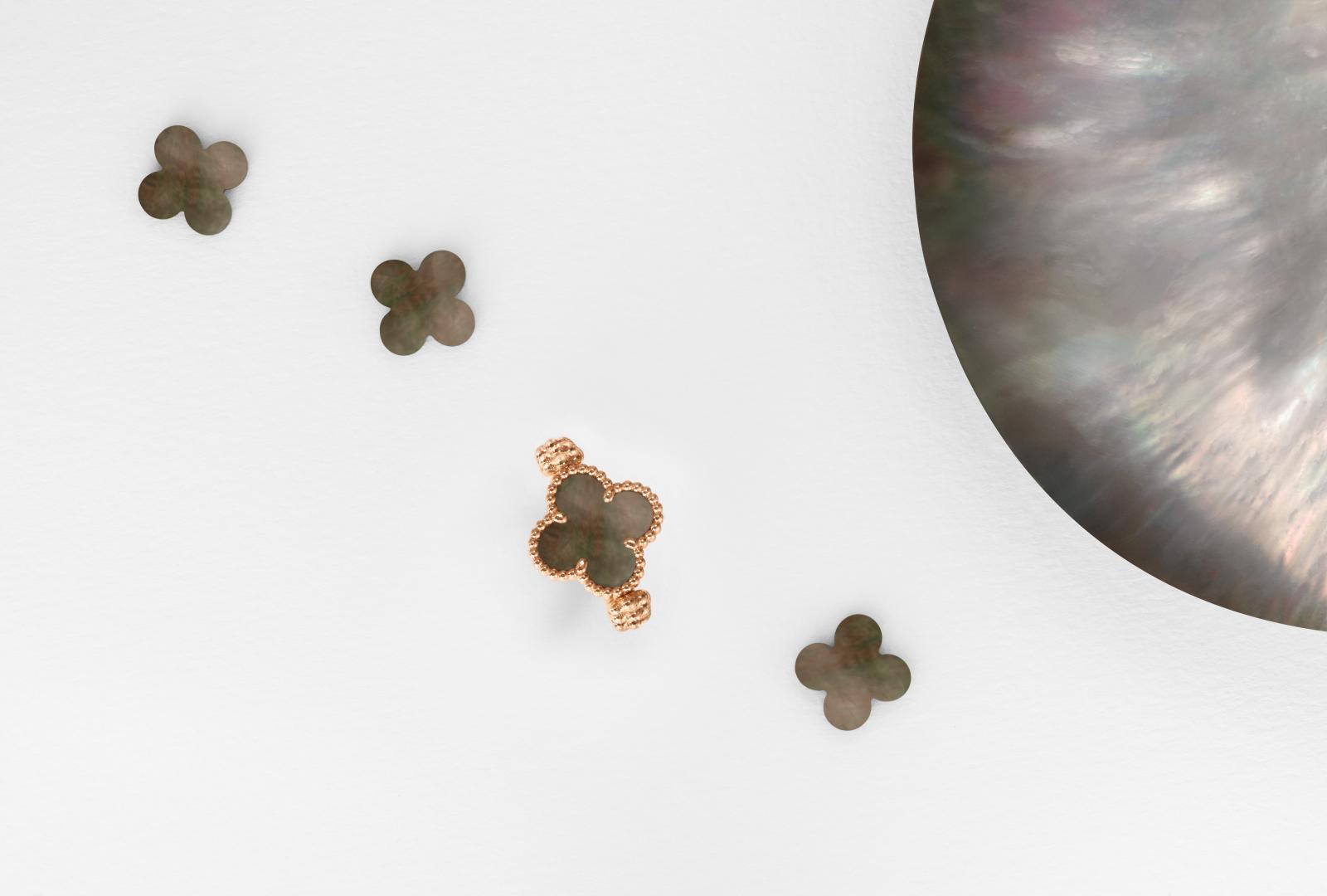 若說項鍊代表「可變的優雅」，那麼今年新推出的 Vintage Alhambra 雙面戒指，則將「幸運的兩面性」推向極致。玫瑰金款以灰色珍珠母貝綻放銀灰光澤，翻轉後是一顆明亮式切割鑽石，閃耀與柔光之間形成對比之美；18K白金款則以玉髓與鑽石構成冰藍色調的現代感。戒環由三行圓珠組成，內環微拱貼合指間，轉動之間穩定流暢。這不只是造型設計的突破，更是佩戴體驗的細膩回應，讓「轉念之間」的幸運，真實握在指尖。（價格 NTD 218,000／230,000）