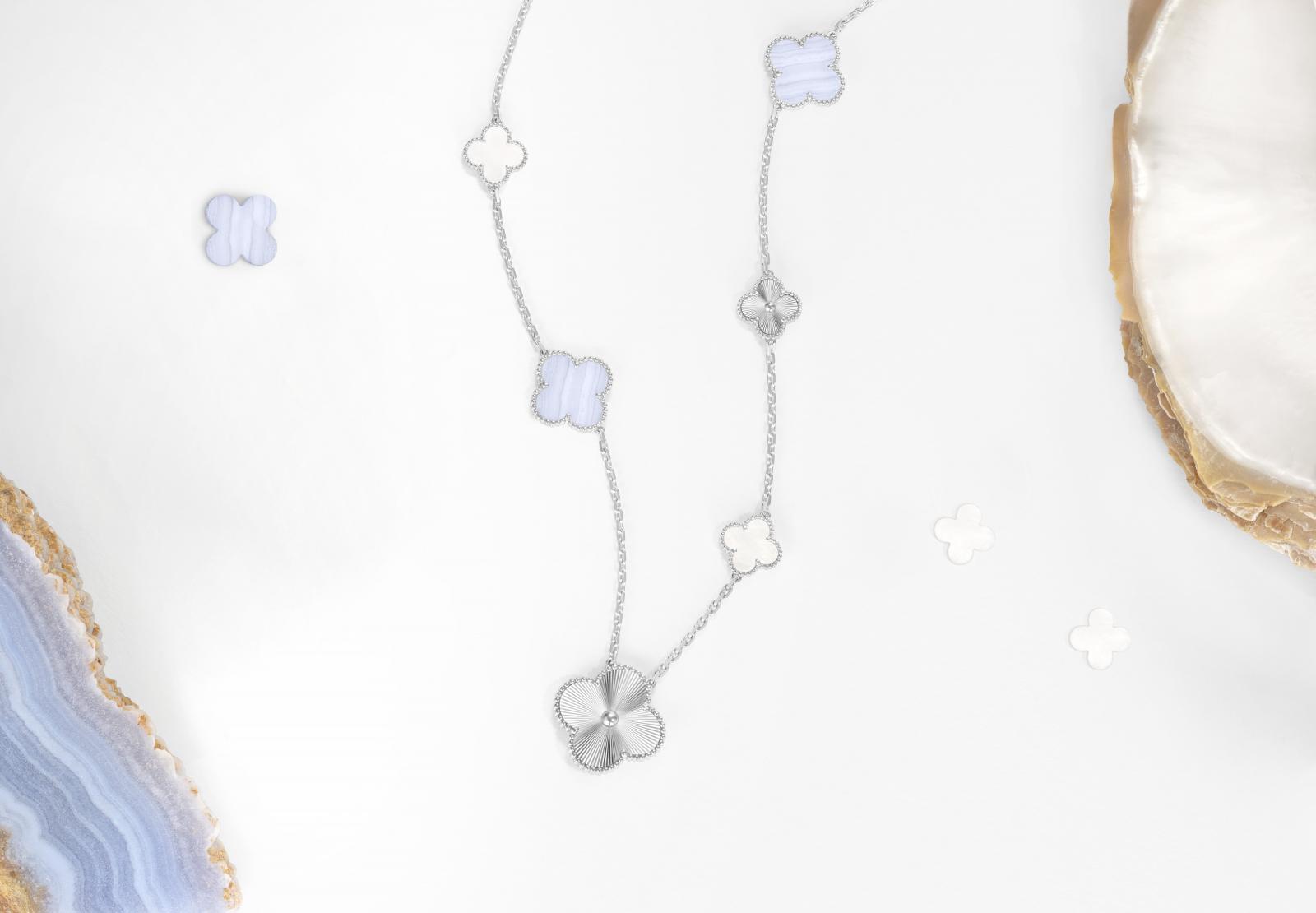 另一條18K白金版本的 Magic Alhambra 則以玉髓與白色珍珠母貝譜出低調詩意。藍灰色玉髓散發如晨霧般的光澤，與白金璣鏤刻紋的起伏線條相映成趣。光線流轉之間，圖騰閃爍著細膩層次，如海面映照月光的柔光幻彩。這條項鍊同樣具可轉換設計，能變化為短鍊與手鍊，展現品牌「百變珠寶」的精神。對於喜愛冷調色系與極簡質感的時尚玩家而言，這條項鍊不僅是一件珠寶，更是一段能隨身佩戴的藝術。（價格 NTD 1,280,000）