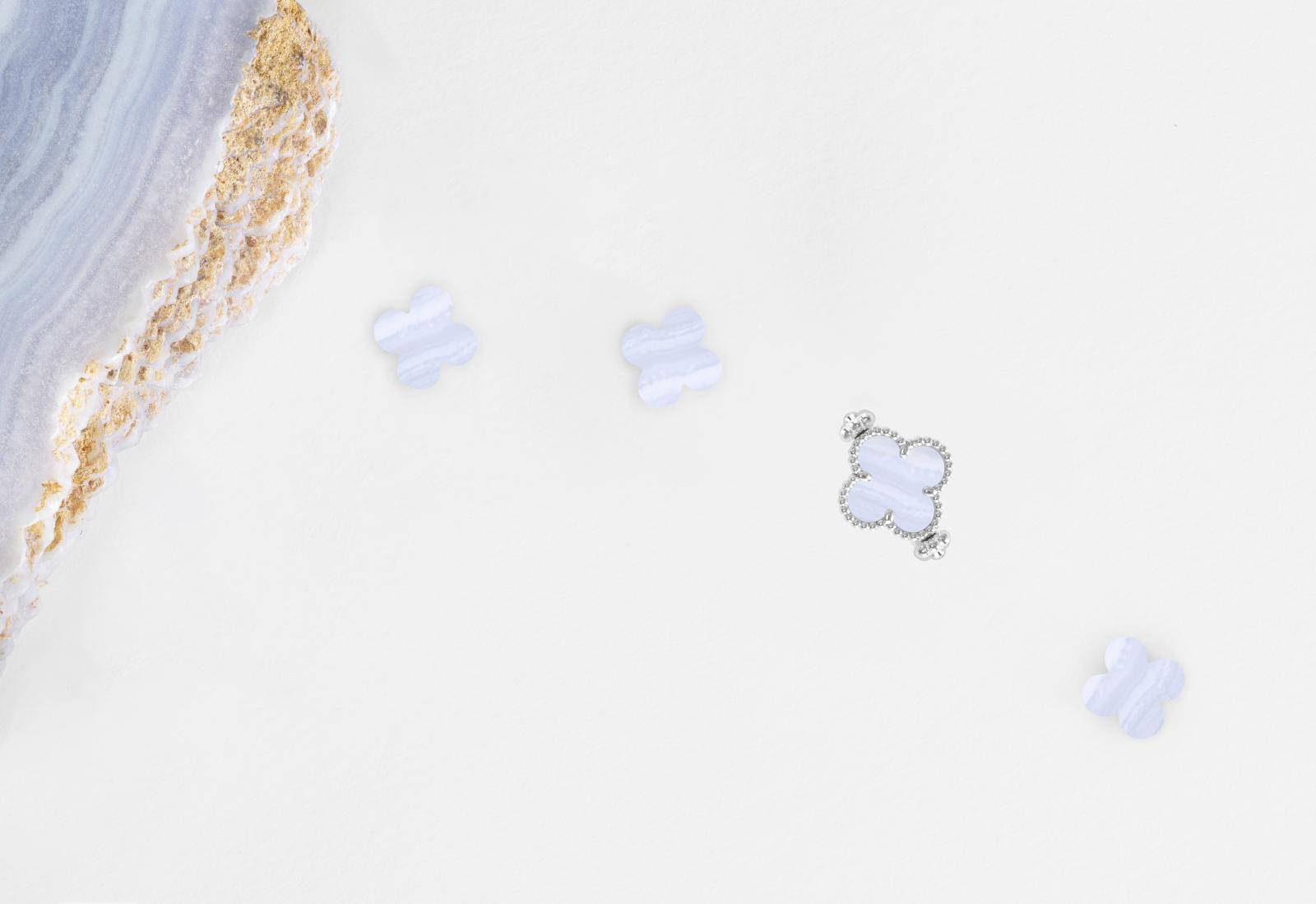 若說項鍊代表「可變的優雅」，那麼今年新推出的 Vintage Alhambra 雙面戒指，則將「幸運的兩面性」推向極致。玫瑰金款以灰色珍珠母貝綻放銀灰光澤，翻轉後是一顆明亮式切割鑽石，閃耀與柔光之間形成對比之美；18K白金款則以玉髓與鑽石構成冰藍色調的現代感。戒環由三行圓珠組成，內環微拱貼合指間，轉動之間穩定流暢。這不只是造型設計的突破，更是佩戴體驗的細膩回應，讓「轉念之間」的幸運，真實握在指尖。（價格 NTD 218,000／230,000）