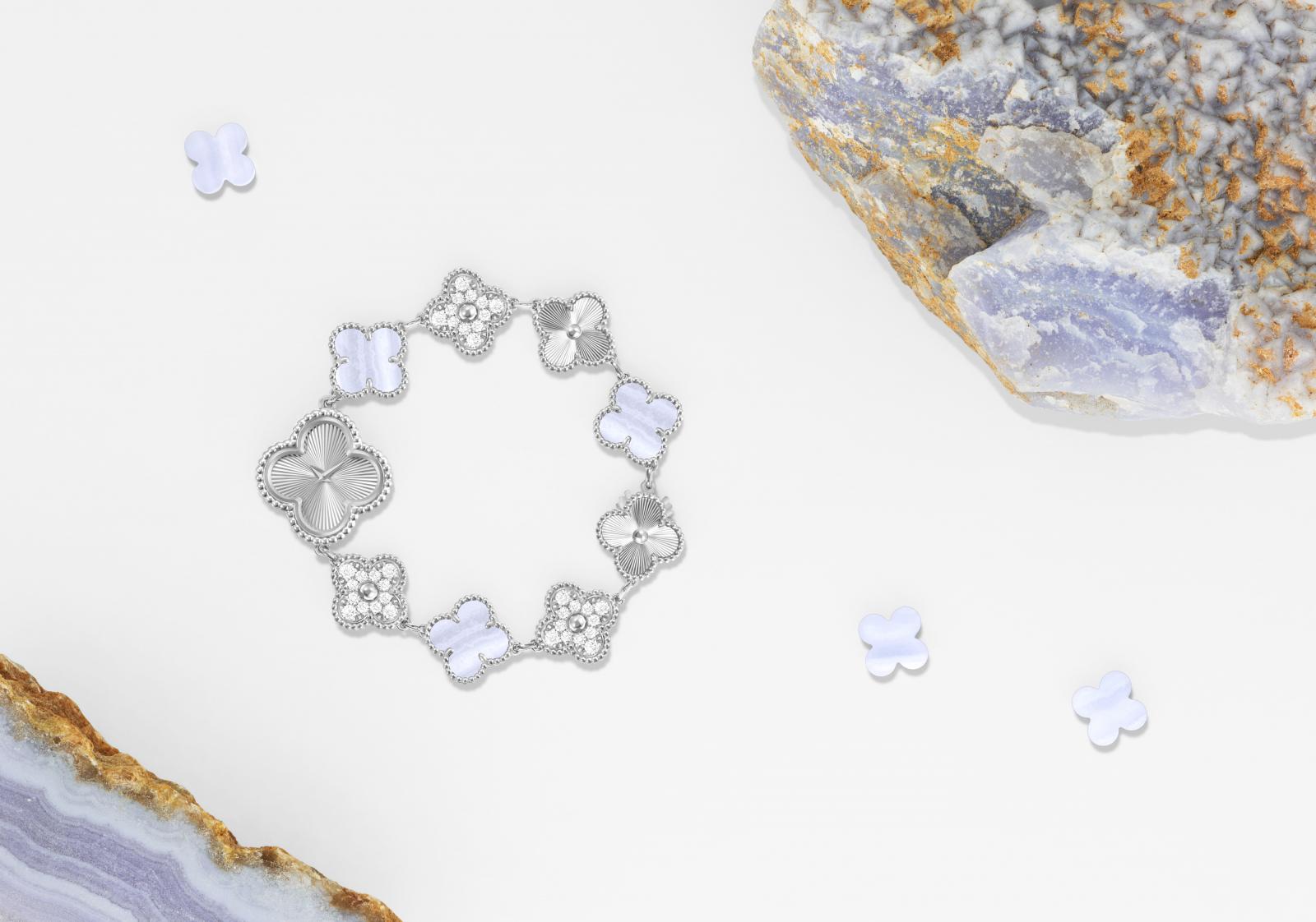 延續品牌「珠寶化腕錶」的美學語彙，Sweet Alhambra 腕錶以璣鏤18K白金結合玉髓與鑽石，將時間化作流動的光。錯落圖騰如幸運的節拍，玉髓條紋與金屬刻紋交錯成低調層次。邊緣的金質圓珠經鏡面拋光，閃爍著柔和光暈，鑲鑽圖騰則為整體增添一抹靈動華光。瑞士製石英機芯在內裡穩定運轉，外表卻是詩意滿溢——是一枚能兼顧工藝與浪漫的日常珠寶錶，非常值得投資珍藏。（價格 NTD 1,290,000）