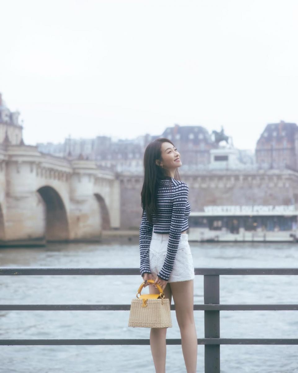 「Capucines」包包以品牌於 1854 年在芳登廣場開設首間專門店的巴黎街道 Rue Neuve-des-Capucines 為命名，其簡約、摩登的風格，成為品牌最具代表性的包袋之一。