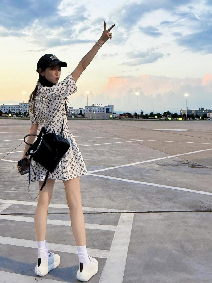 第一只包我們推薦這款名為「Off Duty」的後背包，該包款誕生於品牌「LV Vibe」系列