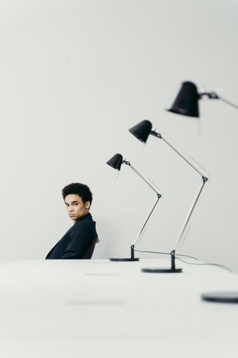 離職可不是想走就走，根據《勞動基準法》規定，員工在提出離職前，必須依照「在職年資」提前預告，並不是公司說幾天就幾天。舉例來說：若你在職未滿3個月，法律並不要求事前預告；滿3個月未滿1年，需提前10天；滿1年未滿3年，為20天；3年以上則需提前30天。要特別注意的是，這裡的天數是「連續日」而非只算上班日，週末與國定假日都要算進去。若沒依規定提早告知、時間算錯或沒正式預告就離職，不僅可能影響薪資結算與勞保流程，還會讓交接變得一團亂。想讓離職過程順利、體面又合法，先搞清楚法定預告期，絕對是第一步。