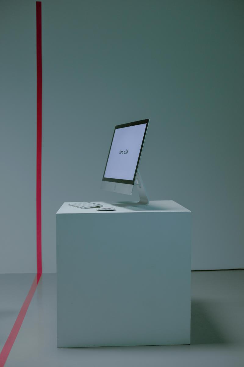 離職不只是說一句「我要走了」那麼簡單，怎麼說、說什麼，其實非常關鍵。根據資深人資主管經驗，一旦你決定離開，就該態度明確、語氣誠懇，不要拖泥帶水，也不要因為主管一時的挽留或承諾就動搖。至於「離職原因」，雖然誠實是美德，但太直白反而可能弄巧成拙——像是抱怨制度、批評主管、或談公司內部問題，都容易讓對話變得尷尬，甚至被貼上負面標籤。專家建議，可以用「想嘗試不同挑戰」或「規劃新的職涯方向」這類中性說法帶過，既真誠又得體。記住，離職面談不是吐苦水的場合，而是留下一個好印象的機會。懂得拿捏分寸，才是最聰明的離場方式。