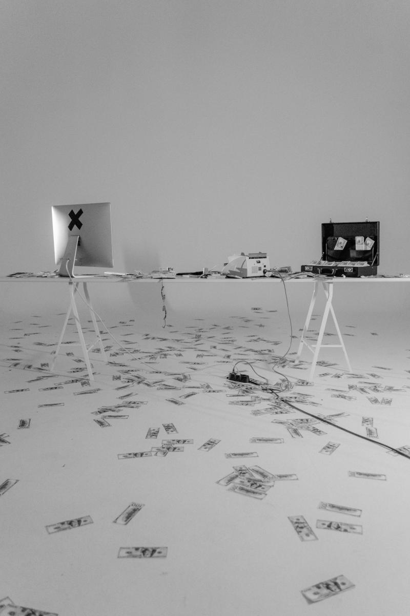 離職的過程，其實不在「說出口」那一刻，而在之後的交接能不能順利完成。多數人提完離職就開始匆忙整理資料、寫交接表。但專家提醒，真正的麻煩往往出在「提得太晚」，導致交接時間被壓縮，因此容易出錯、被追問，甚至被主管要求「延後離職」。若你是關鍵職位，如專案負責人、客戶經理或技術主管，公司通常會希望你協助找人接手、訓練、甚至再多留一陣子。想避免這種拉鋸，最好在開口前就先盤點自己手上的工作進度與專案細節，列出交接清單，再與主管或 HR 溝通離職時程。提前準備好節奏，才能讓整個過程乾淨俐落，也讓主管對你留下「即使離職也專業」的好印象。