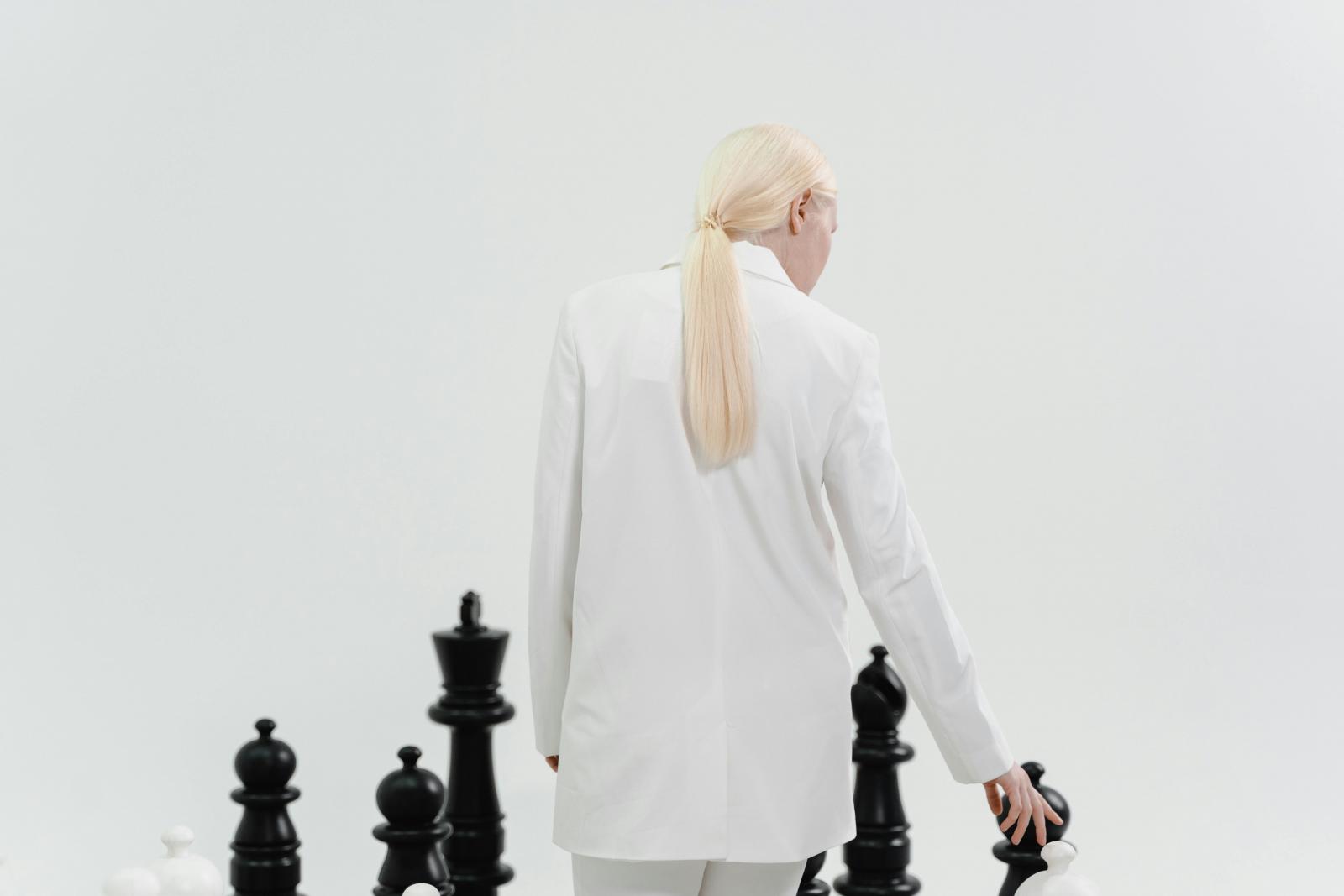 《勞動基準法》規定離職需依年資提前預告，目的是讓公司有時間安排交接、員工也能順利離開，不讓業務斷層。不過，專家提醒，法律是死的，人情卻是活的。若你手上工作繁多、正值專案關鍵期，或公司人手緊繃，除了依照法定天數，也可以多留一點彈性時間，協助完成交接。這不只是為了公司，更是為了自己留下好口碑。職場說大不大、說小不小，處理得體的人，往往更受尊重。離職並非「切割關係」，而是一次專業的轉場——既懂法律，也留人情，才是真正聰明的做法。