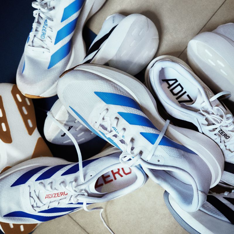 根據愛迪達（Adidas）公布的 2025 年第三季財報（截至 2025 年 9 月 30 日止，為期三個月），營收達 66 億歐元（約新台幣 2,350 億元），與去年同期相比增長 12%；營業利潤（EBIT）大漲 23%，突破 7 億歐元（約新台幣 260 億元）。即便身處全球市場波動與不確定性之中，愛迪達本季仍實現「營收與利潤雙位數成長」，創下公司成立以來單季最高營收紀錄，並對全年表現維持樂觀展望。