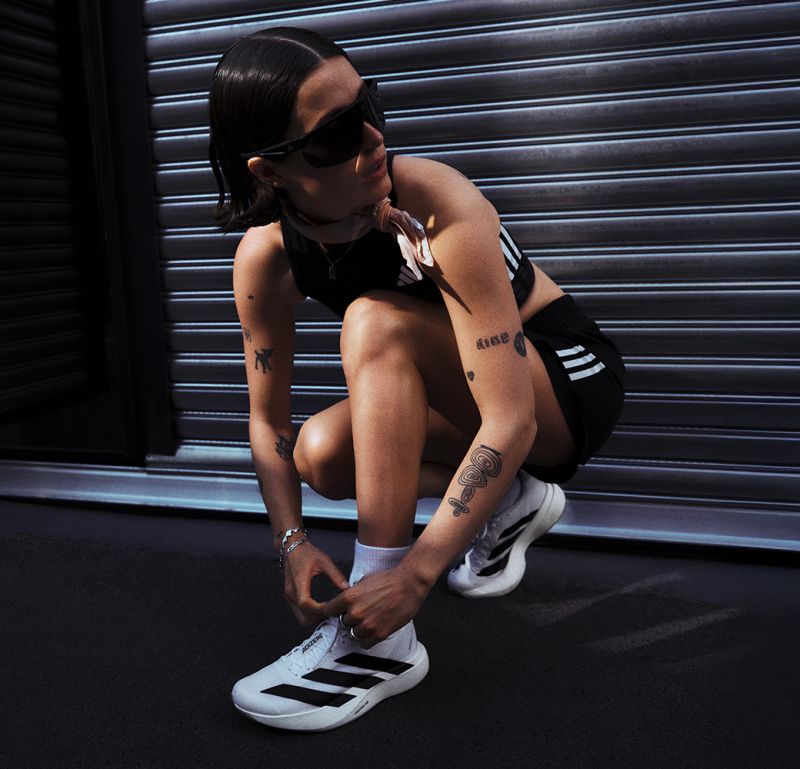 Adidas 在今年來到第二名，受益於 Adizero 系列跑鞋，在全球迎來卓越的營收成績。延續馬拉松賽事熱潮，成功將「速度美學」融入日常穿搭，實力不容小覷。公司最新市值來到 332 億美元（約 1 兆新台幣）。執行長比約恩·古爾登（Bjørn Gulden）形容 2025 年是「成功的一年」，在所有地區實現強勁增長，並強化品牌三大核心：運動表現、舒適感、生活風格。