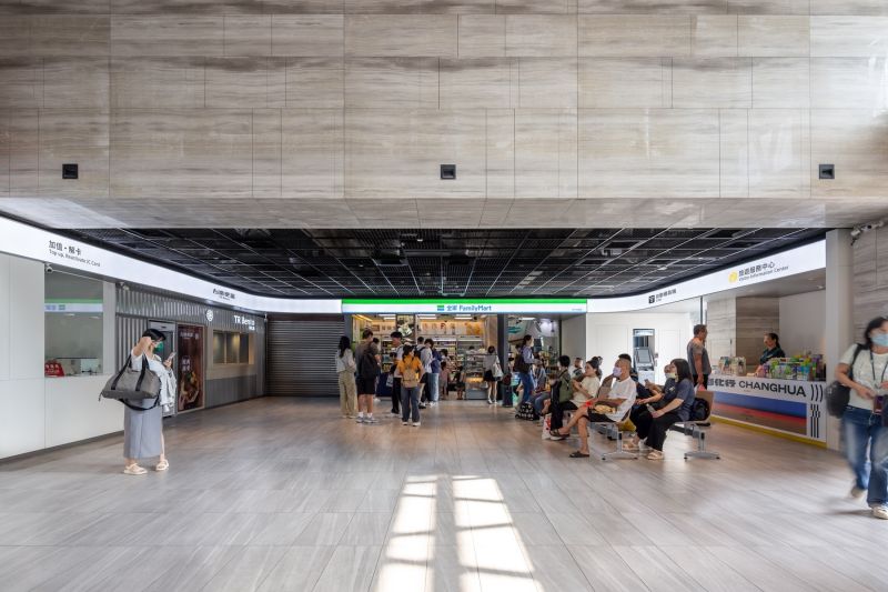 此次改造計畫最大的亮點之一,莫過於讓空間回歸服務的本質,讓旅客在行走間感受到車站整潔有序的新風貌。「簡化」是這次的核心命題。車站內原有許多長年堆疊的物品與張貼物,導致視覺略顯凌亂。大廳的新設指標燈,為空間注入更多明亮感之餘,也凸顯了標示的功能性。潔白的招牌與櫃檯,將售票與後場空間區隔開來,優化服務分區與動線,梳理必要資訊。