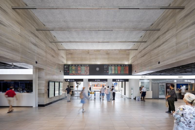 此次改造計畫最大的亮點之一,莫過於讓空間回歸服務的本質,讓旅客在行走間感受到車站整潔有序的新風貌。「簡化」是這次的核心命題。車站內原有許多長年堆疊的物品與張貼物,導致視覺略顯凌亂。大廳的新設指標燈,為空間注入更多明亮感之餘,也凸顯了標示的功能性。潔白的招牌與櫃檯,將售票與後場空間區隔開來,優化服務分區與動線,梳理必要資訊。