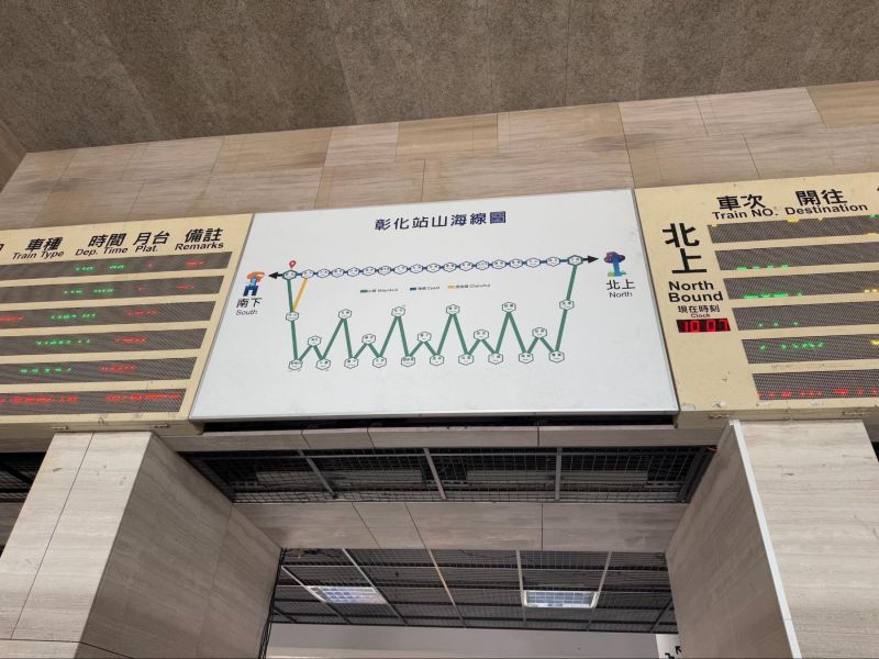 台鐵便當門市亦為本次改造重點之一,新門市牆面以呼應「光華號」列車的金屬浪板設計,為外觀注入新氣象,同時結合能喚起旅客記憶的元素。相同理念也延伸至傢俱設計,金屬質感融入天花、燈具與充電桌等日常細節,以簡潔現代的設計手法重新詮釋經典的台鐵枕木座椅,翻轉老舊形象,卻又能彰顯歲月的紋理,讓「搭火車」成為一件時髦的事。