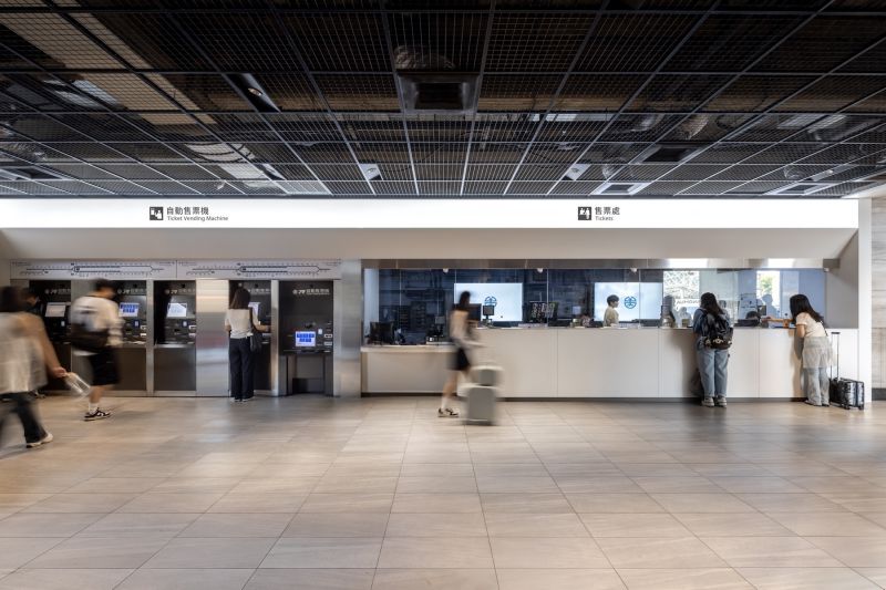 坐落於山海線交會的彰化車站,每日來往超過兩萬人次,是當地人通勤的重要樞紐,也是國內外旅客轉乘的車站。台灣設計研究院與台灣鐵路股份有限公司攜手推動「彰化車站微改造」,嘗試透過設計改善既有空間的問題。規劃上,以全新的照明與色彩為主軸,以一致的設計語彙整合各服務窗口,提升指標系統和服務節點的辨識度,讓大廳變得井然有序。