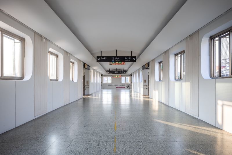 改造釐清各項物件的必要性,整合散置的設施設備,並制定整體空間色彩規劃,將視覺焦點歸還給導引資訊。而在車站與月台之間的串連,也是重點之一。原先月台設備散置,牆面色彩使交通服務場域顯得凌亂;改建後,將設備整合、服務集中,提升服務品質。天橋原本管線外露、牆面畫作與斑駁水泥帶來老舊印象,改建後透過整合管線與間接照明,營造出與車站環境相融的新面貌。