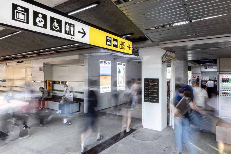 台鐵便當門市亦為本次改造重點之一,新門市牆面以呼應「光華號」列車的金屬浪板設計,為外觀注入新氣象,同時結合能喚起旅客記憶的元素。相同理念也延伸至傢俱設計,金屬質感融入天花、燈具與充電桌等日常細節,以簡潔現代的設計手法重新詮釋經典的台鐵枕木座椅,翻轉老舊形象,卻又能彰顯歲月的紋理,讓「搭火車」成為一件時髦的事。