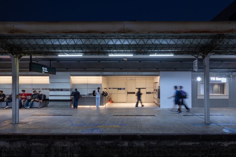 改造釐清各項物件的必要性,整合散置的設施設備,並制定整體空間色彩規劃,將視覺焦點歸還給導引資訊。而在車站與月台之間的串連,也是重點之一。原先月台設備散置,牆面色彩使交通服務場域顯得凌亂;改建後,將設備整合、服務集中,提升服務品質。天橋原本管線外露、牆面畫作與斑駁水泥帶來老舊印象,改建後透過整合管線與間接照明,營造出與車站環境相融的新面貌。